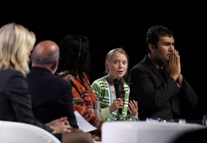  La activista sueca Greta Thunberg (2d) interviene durante el plenario de la Cumbre Climática, en el segundo día de negociaciones de alto nivel para tomar medidas adicionales contra la emergencia climática este miércoles en Ifema en Madrid. FOTO/EFE