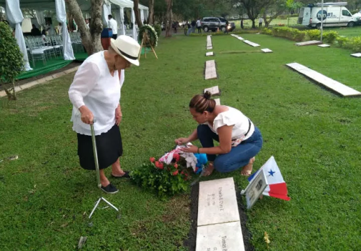 Familiares rinden honor a las víctimas. Foto/ Luis Ávila