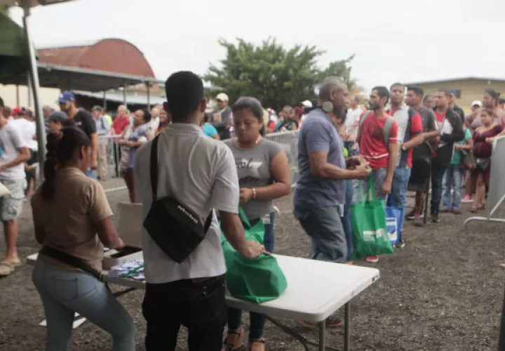 La venta de jamones inicia a la 8 de la mañana. Foto/Víctor Arosemena