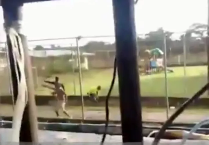 Captura de un video en el que se observa a dos privados de libertad utilizando armas de fuego, durante la reyerta que dejó más de diez muertos en La Joyita.