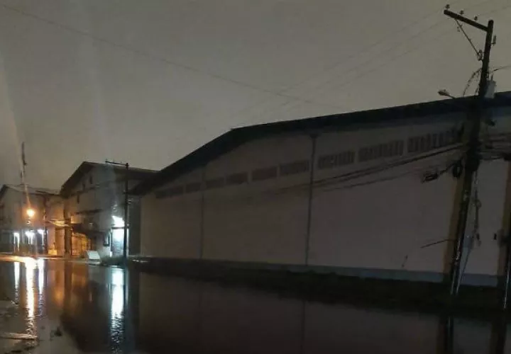 La inundación afectó sobre todo a la Avenida Meléndez. Foto: Diómedes Sánchez S. 