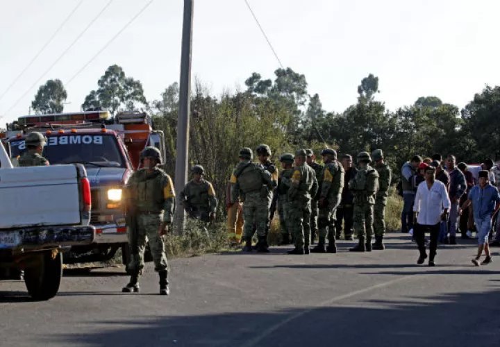  Soldados vigilando la zona donde ocurrió la explosión en Santa Cruz Alpuyeca, Puebla. Foto:EFE.(México).
