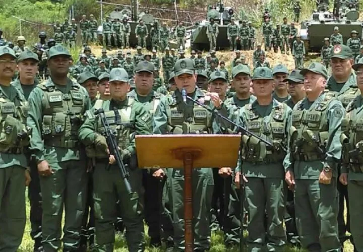 El ministro de Defensa de Venezuela, Vladimir Padrino, señaló que los detenidos "están aportando información" y que la Fuerza Armada Nacional Bolivariana (FANB) y otros organismos de seguridad "están activados en persecución del resto de los terroristas".