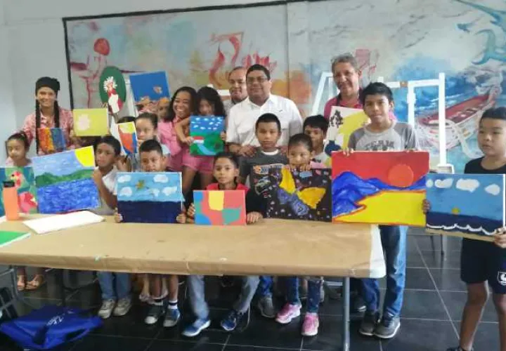 Niños participantes en los cursos junto al ministro de MiCultura, Carlos Aguilar. Muestran, orgullosos, sus trabajos. Foto: MiCultura