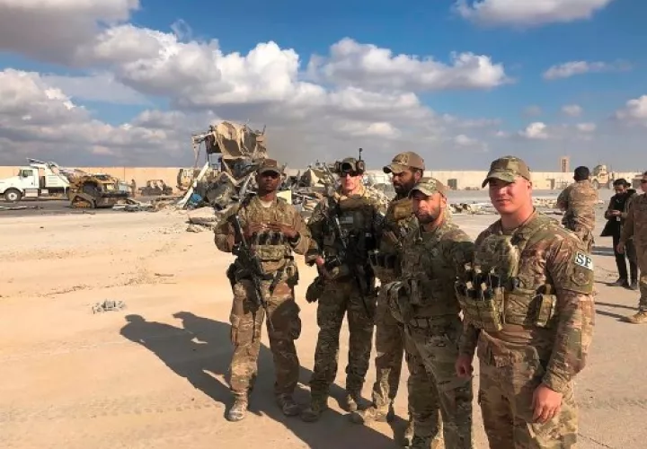  La base aérea en la provincia de Anbar, en el oeste de Irak, es un enorme complejo a unos 180 kilómetros al oeste de Bagdad que es compartido con las fuerzas militares iraquíes y en el que viven aproximadamente 1,500 elementos del ejército estadounidense y de la coalición encabezada por Estados Unidos que lucha contra el grupo Estado Islámico. FOTO/AP