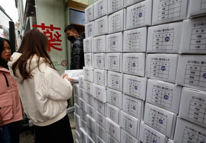 Los turistas asiáticos hacen fila para comprar máscaras de protección contra el coronavirus. FOTO/AP
