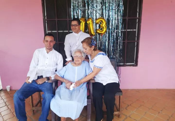  Sus familiares recordaron a tía Clara como un ejemplo de mujer, honesta y luchadora, quien siempre tuvo un gesto de amor hacia su familia. Foto/Thays Domínguez