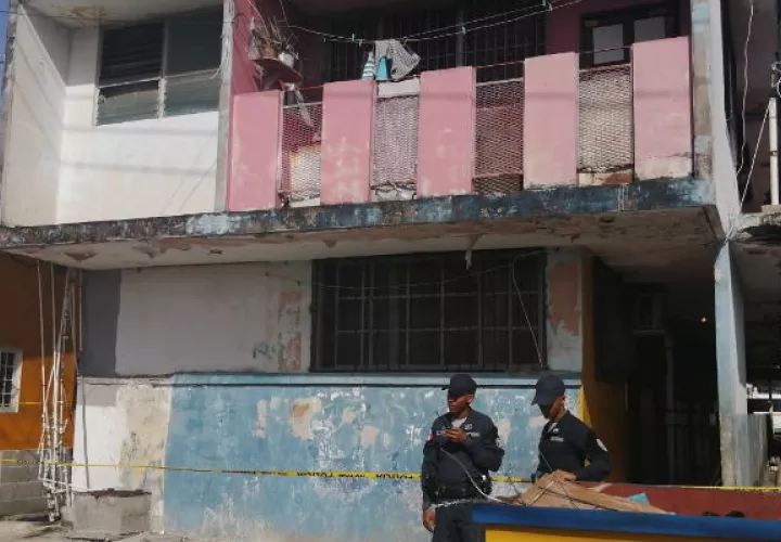 El fallecido quedó entre un callejón de un edificio y el centro de salud de calle 4. Foto: Diómedes Sánchez S.