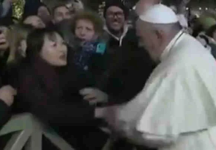Mujer tira del papa Francisco y este se enoja. Foto/Redes