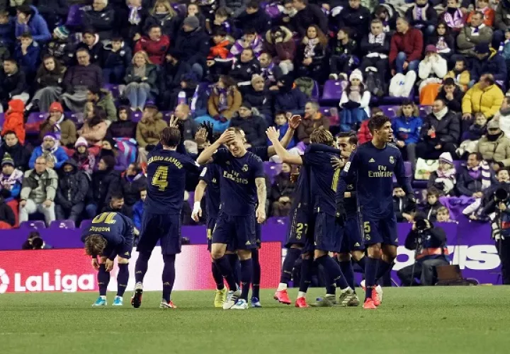 Jugadores del Real madrid festejan el triunfo. Foto:EFE