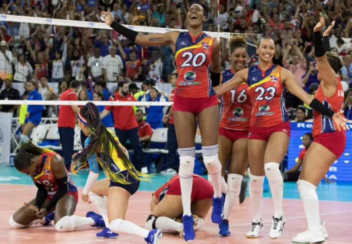 Las jugadoras dominicanas expresan su satisfacción tras clasificar a los Juegos Olímpicos. Foto EFE