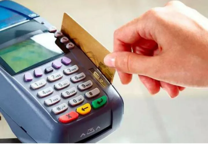 Actualmente, los intereses de las tarjetas de crédito que ofrecen los bancos en el país van desde 13.5% hasta 28% y anualidades de $40 a $175.