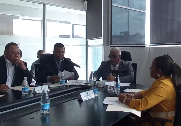 Representantes de los transportistas, usuarios y autoridades que regulan este sector se reunieron este lunes con la Comisión de Transporte de la Asamblea Nacional. Foto Belys Toribio