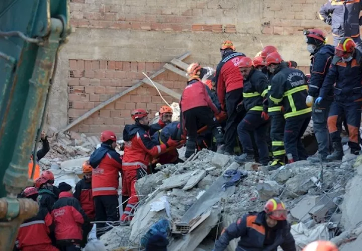 Los equipos de salvamento trabajan desde el mismo momento del sismo, a las 17.55 h GMT del viernes, para sacar a personas atrapadas entre los escombros y ya han rescatado a 45 personas.