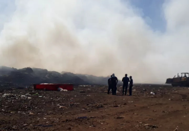  El incendio de la basura causa molestias entre la población. Foto: Thays Domínguez.