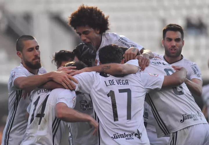 Adalberto 'Coco' Carrasquilla celebra con sus compañeros.