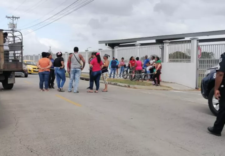 Residentes cierran Vía Interamericana por estudiantes panameños provenientes de China. Foto:Tráfico Panamá