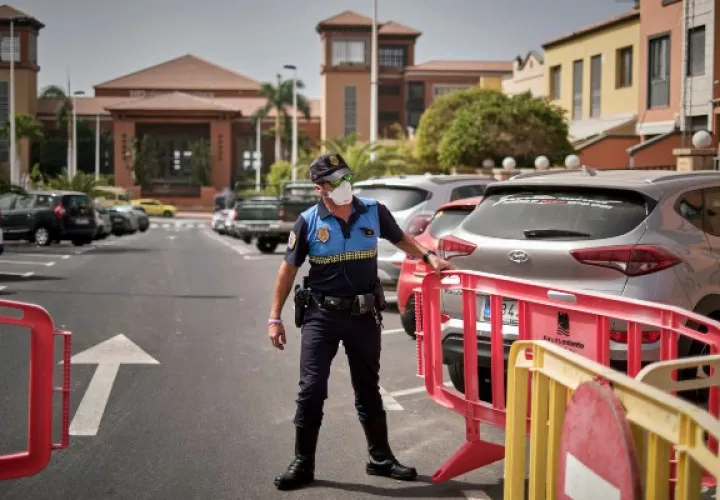 Hay una fuerte vigilancia policial en las inmediaciones del hotel. FOTO/AP