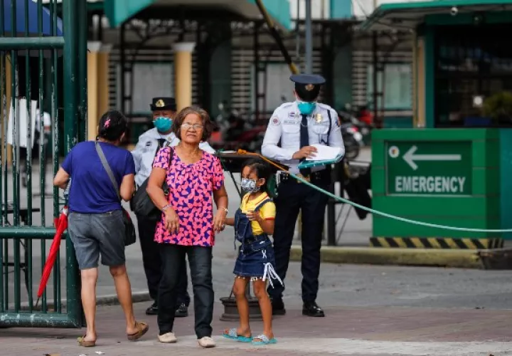  A una mujer (C, izquierda) y un niño (C, derecha) se les niega la entrada al Hospital San Lázaro, donde se confirmó la primera muerte por coronavirus fuera de China, en Manila, Filipinas. FOTO/AP