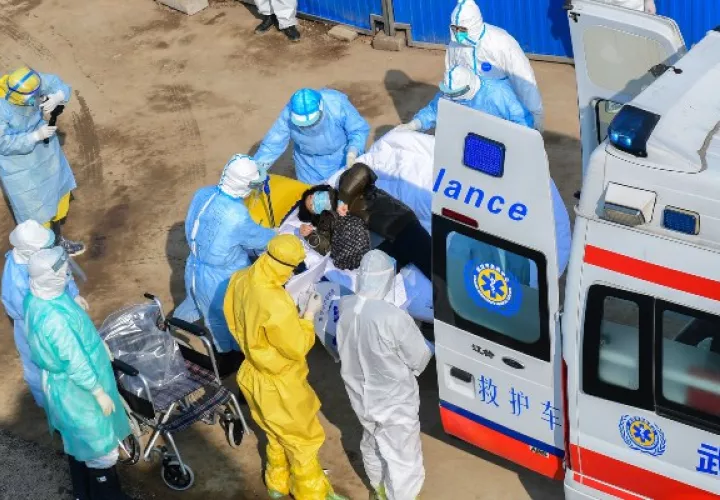El personal médico transfiere a los pacientes al recién completado Hospital de campo temporal de Huoshenshan en Wuhan, provincia de Hubei,  FOTO/AP