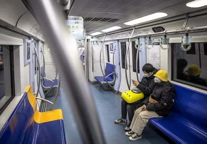 Las autoridades chinas han tratado de proyectar una imagen de normalidad institucional y alentado a las empresas a que reanuden su actividad siempre que tomen "medidas de precaución", aunque en grandes ciudades como Pekín la mayoría de los comercios y bancos siguen cerrados y el transporte público prácticamente vacío.