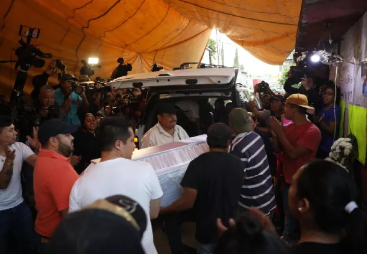 Personas cargan un féretro con los restos de la niña Fátima Cecilia, quien fue hallada muerta al sur de la ciudad de México. FOTOEFE