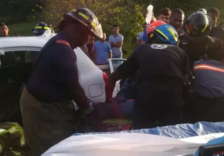 Bomberos usaron herramientas para sacarlo del lugar. Foto: Diómedes Sánchez.