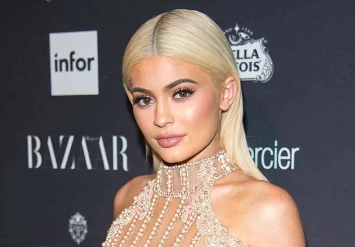Kylie Jenner es blanco de críticas por aretes que le puso a Stormi. Foto: EFE