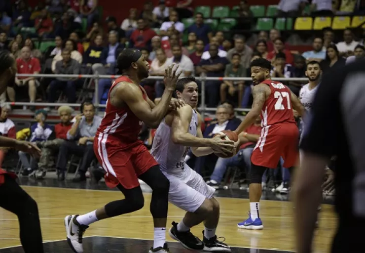  Javier Carter de Panamá (izq.) en acción contra Alejandro Peralta. Foto:EFE