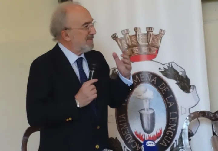 D. Santiago Muñoz Machado, 31avo. director de la Real Academia Española y presidente de ASALE, en la Academia Panameña de la Lengua. Rosalina Orocú Mojica