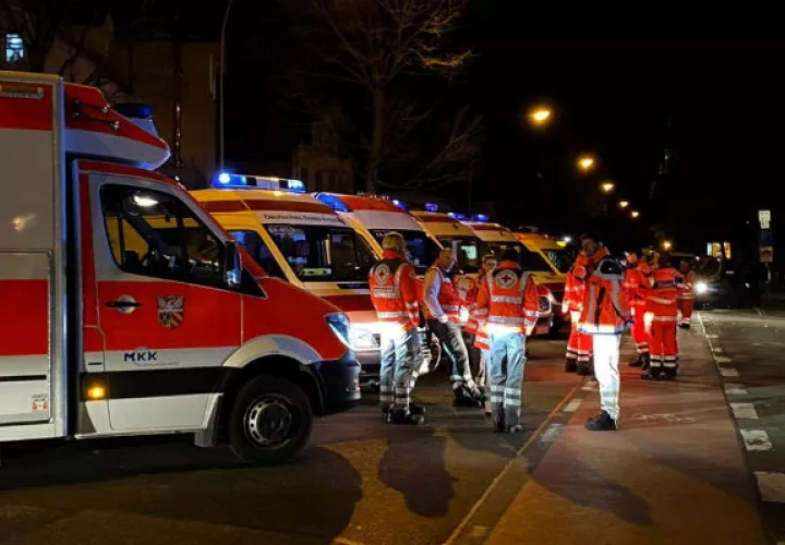 Una ambulancia permanece en la escena del mortal tiroteo. Foto: EFE.