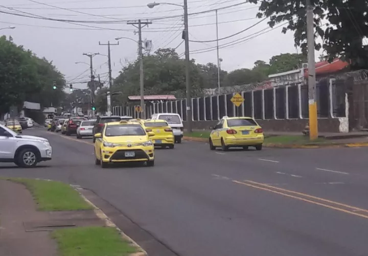 La suspensión del cobro en efectivo a las plataformas digitales  se dio, luego del descontento mostrado por los transportistas selectivos. Archivo
