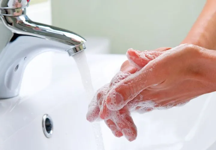 El constante lavado de las manos con agua y jabón, sin desperdiciar el agua (cierra la llave mientras te restriegas las manos) es una barrera contra el coronavirus. Foto: Pixabay.