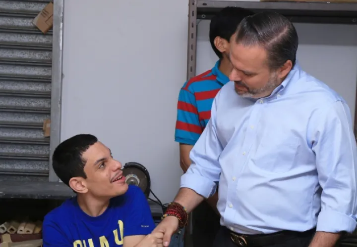 Viceministro de cultura, Gabriel González saluda a uno de los estudiantes con discapacidad que, gracias al programa de inclusión, estudian en la Escuela Nacional de Artes Plásticas del Ministerio de Cultura . Foto: Cortesía