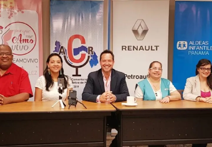 Mesa principal. Al centro, el escritor, motivador y  presentador de TV del programa 'Hola Martín' en Utilísima, Martín Llorens, en  la conferencia  'Con Tu Permiso Quiérete', basada en su libro homónimo. Cortesía