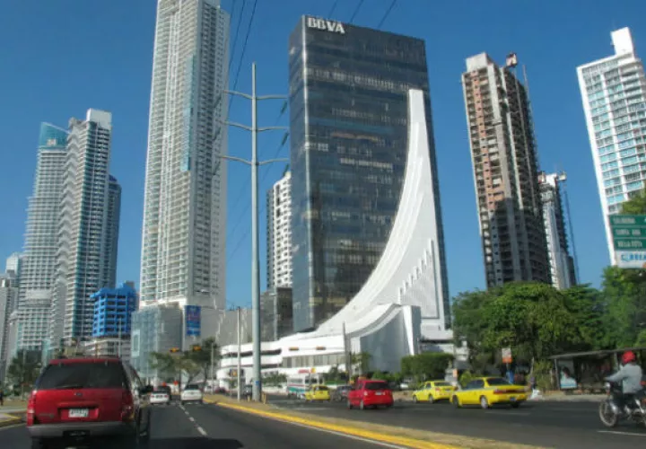 Los servicios bancarios se prestarán por los medios acostumbrados.