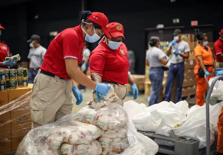 La bolsa de comida del Programa Panamá Solidario cuenta con arroz, porotos, frijoles, aceite, sal, azúcar, harina, productos enlatados, carnes de res y cerdo.