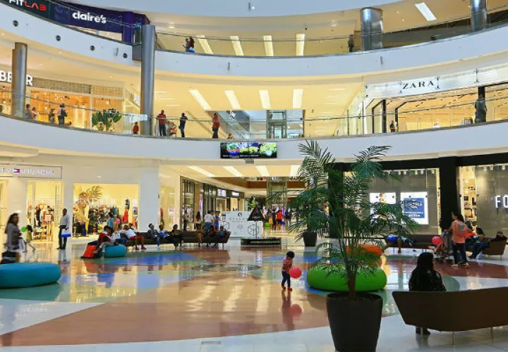 El centro comercial destaca en un comunicado de prensa que es imposible mantener a menos de 50 personas en un patio de comidas o un comedor de colaboradores.