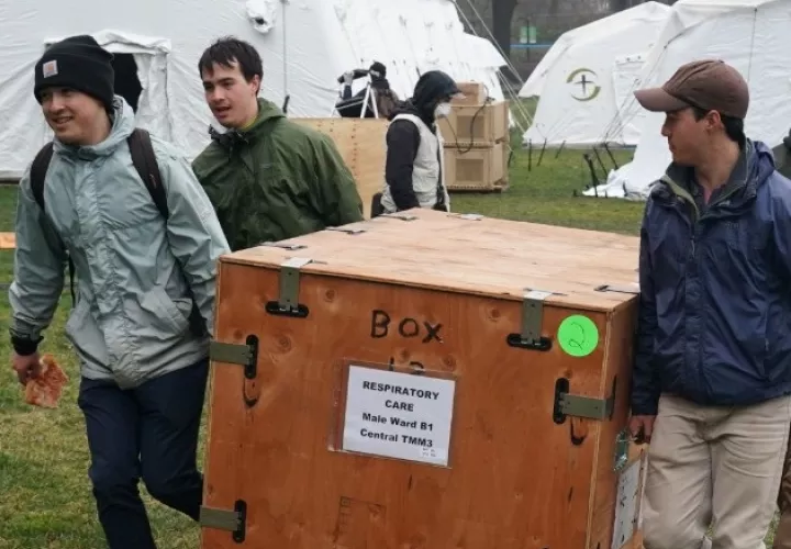 Un hospital de campaña empezó a ser construido en el famoso Central Park de Nueva York. Foto: EFE.