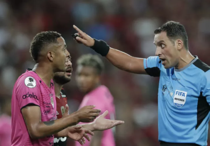 Gaby Torres habla con el árbitro argentino Fernando Rapallini. Foto AP