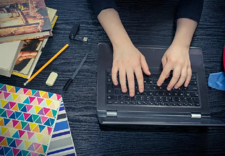 Son múltiples los beneficios de una computadora portátil.  Foto: Pixabay
