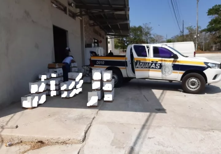 Las cajas de licor importado, que se presume son de contrabando, corresponden a ginebra y seco principalmente.