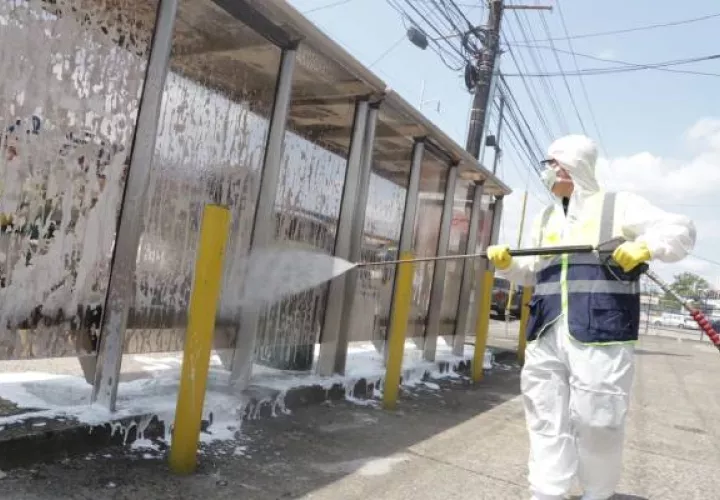 Unidades de seguridad del Estado, así como residentes de algunos sectores participaron de estas acciones de limpieza. El Municipio de Panamá fue una de las instituciones encargadas de la limpieza en las áreas públicas y paradas de los autobuses.
