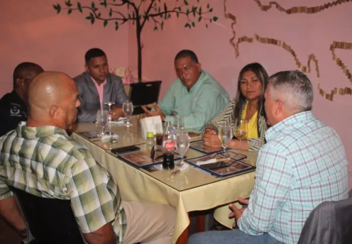 El grupo de alcaldes, convinieron en solicitar a la nueva ministra de Seguridad, Janaina Tewaney Mencomo, la implementación en toda la provincia de cámaras de video vigilancia. FOTO/ERIC MONTENEGRO