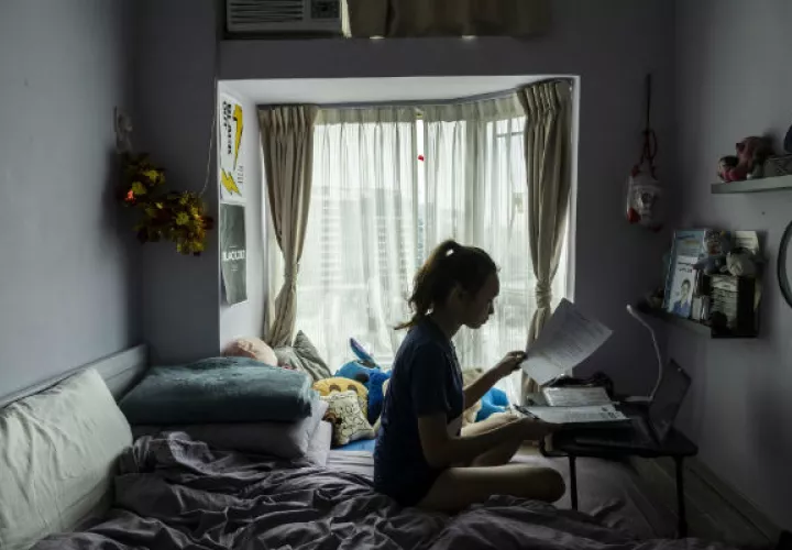 Más de 360 millones de estudiantes no acuden a clases al cerrar las escuelas por el coronavirus. Chloe Lau hace tarea en Hong Kong. Foto / Lam Yik Fei para The New York Times.