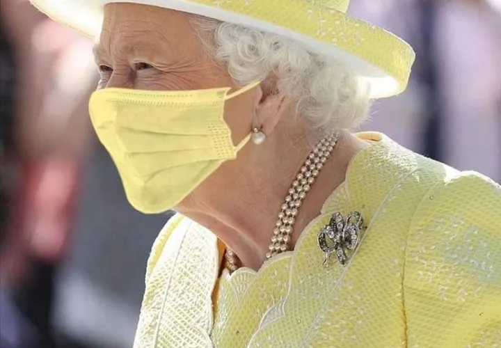 Reina Isabel II, en tiempos de coronavirus. La situación no impide que luzca regia. Foto: Facebook
