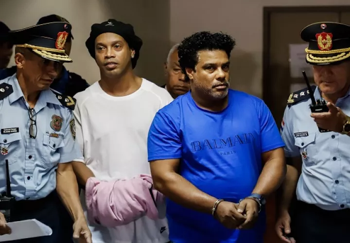 Ronaldinho sigue en prisión.