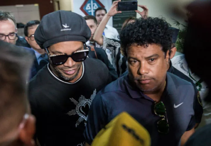 Ronaldinho a su salida de la Fiscalía de Paraguay Foto EFE