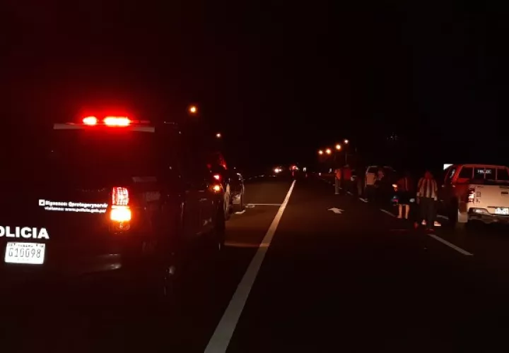 Al lugar del accidente se presentaron miembros de Operaciones del Tránsito de la Policía Nacional y Criminaíística para realizar el levantamiento del cuerpo. Foto/Melquiades Vásquez
