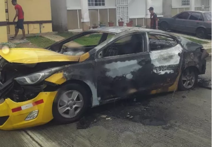 Así quedó el automóvil incendiado por la expareja de la mujer. Foto: Eric A. Montenegro.